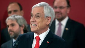 Många kräver att president Sebastián Piñera ska avgå. Men Piñera har sagt att han inte tänker avgå på grund av protesterna eftersom Chiles problem hopat sig under de senaste 30 åren. Chiles president Sebastián Piñera