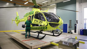 Finnhems räddningshelikopter och gränsbevakningens helikoptrar är stationerade i närheten av varandra. Kosti Koivisto Kokko är läkare ombord på räddningshelikoptern i Åbo.