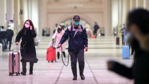 Den kinesiska mångmiljonstaden Wuhan har idag satts i karantän på grund av coronaviruset. En järnvägsanställd spred desinficeringsmedel på en järnvägsstation i Wuhan ännu på onsdagen.