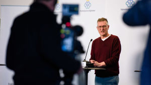 Varje dag klockan 14 håller Folkhälsomyndigheten pressträff. Anders Tegnell är oftast med. Anders Tegnell vid podiet på presskonferens.