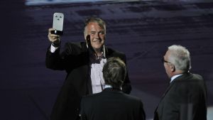 "Kenta, "Magic Man", "Mr. Magic", Nilsson är en av de största i svensk hockey. Kenta Nilsson håller upp ett pris