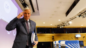Om Storbritannien och EU inte lyckas enas om ett avtal före utgången av året blir man tvungen att följa världshandelsorganisationen WTO:s handelsregler. EU:n pääneuvottelija Michel Barnier tervehti perjantaina Britannian pääministeriä Boris Johnsonia. Molemmat ovat sairastaneet koronaviruksen.