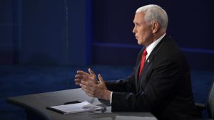 Pence målade upp välbekanta hotbilder om ekonomisk kollaps och förlorade arbetsplatser. Mike Pence under debatt med Kamala Harris.
