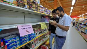 Skyltar på arabiska uppmanar kunder att bojkotta franska varor i Jemens huvudstad Sanaa. Skyltar på arabiska uppmanar kunder att bojkotta franska varor i Jemens huvudstad Sanaa