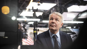 Utrikesminister Pekka Haavisto har följt med situationen med Navalnyj under kvällen och diskuterat med flera EU-kollegor. Han fördömer de ryska myndigheternas agerande. Pekka Haavisto