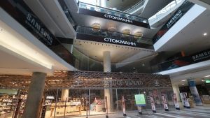 Ser det bekant ut? Ryssland erbjuder gratis coronavaccin i shoppingcentret där den finländska varuhuskedjan Stockmann en gång huserade. Ett tomt köpcenter i Ryssland.