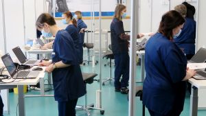 Pfizer-Biontech-vaccinet är svårare att förvara än till exempel Astra Zenecas vaccin. Därför måste antalet doser som ska ges per dag förutspås. koronarokottajia Tampereen Ratinassa