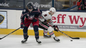 Dominik Kubalik och Chicago vann över Patrik Laines Columbus med 4–3 trots att finländaren gjorde mål igen efter en lång torka. Patrik Laine i Columbus mörkblå speldräkt på isen bredvid Chicagos vitklädda Dominik Kubalik som har pucken.
