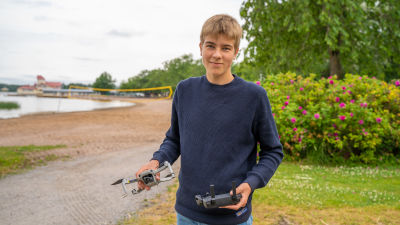 Porträtt av Jonah Svenskberg som håller sin drönare i handen.