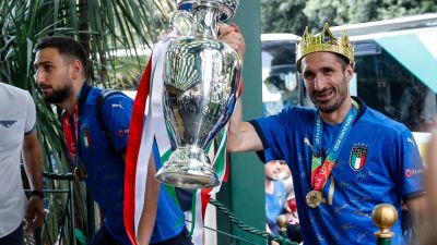 Giorgio Chiellini med pokalen