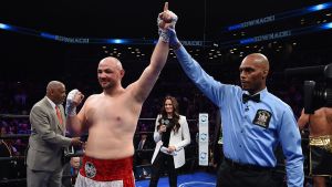 Kownacki är obesegrad som proffs. Domaren håller upp Adam Kownackis vänstra arm för att signalera att han vunnit en match