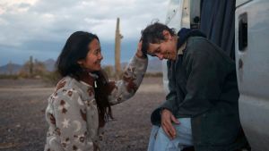 Vinnande duo - oberoende av om de vinner på galan. Regissören Chloé Zhao med huvudrollsinnehavaren Frances McDormand. Elokuvaohjaaja silittää näyttelijänsä päätä.