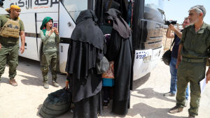 En del kvinnor och barn har förts bort från lägret i al-Hol. Här ser vi några personer som förs bort med en buss. Kvinnor stiger ombord på en buss i al-Hol-lägret i Syrien.