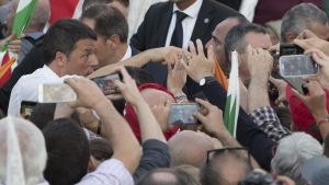 Premiärminister Matteo Renzi på valmöte på Piazza del Popolo i Rom. Premiärminister Matteo Renzi deltar i valkampanjen för jasidan.