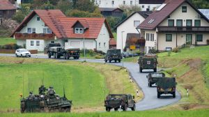 Amerikanska militärfordon kör genom Kleinfalz nära övningsområdet Grafenwöhr i Tyskland den 15:e oktober 2012. Omkring 800 pansarvagnar och bepansrade fordon kommer inom kort att stationernas på olika håll i Europa, bland annat i Grafenwöhr. USAs armés militärfordon kör genom Kleinfalz nära det militära övningsområdet Grafenwöhr, Tyskland, 15 Oktober 2012.