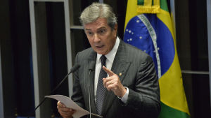 Brasiliens tidigare president Fernando Collor de Mello talar i senaten. Brasiliens tidigare president Fernando Collor de Mello talar i senaten.