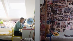 Greta Thunberg i sitt hem. På bilden syns klimataktivisten Greta Thunberg hemma där hon sitter vid skrivbordet i sitt rum. På skrivbordet står en jordglob och en vägg är helt fylld av affisher och foton.