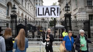EU-vänliga demonstranter utanför premiärministerns residens vid Downing Street anklaga Johnson för lögner EU-vänliga demonstranter utanför premiärministerns residens vid Downing Street anklaga Johnson för lögner