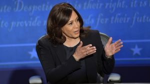 Harris pratade om internationella samarbeten. Kamala Harris under en valdebatt med Mike Pence.