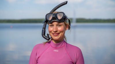 En kvinna med snorkel.
