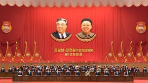 Den här bilden förmedlades från Nordkorea i torsdags. Den är tagen på en kongress som hölls av det styrande Arbetarpartiets ungdomsorganisation i huvudstaden Pyongyang. Den här bilden förmedlades från Nordkorea i torsdags. Den är tagen på en kongress som hölls av det styrande Arbetarpartiets ungdomsorganisation i huvudstaden Pyongyang.