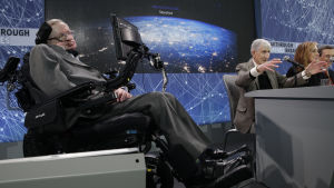 Stephen Hawking (till vänster): många världar-hypotesens försvarare. Stephen Hawking och Yuri Milner