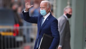 Joe Biden vinkar till folk i Delaware efter ett möte gällande hanteringen av coronakrisen. Joe Biden vinkar till folk i Delaware efter ett möte gällande hanteringen av coronakrisen
