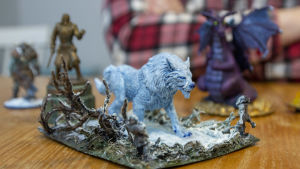 2016 kom en Warcraft-film och med den även, i Martins tycke, rätt fula figurer. Med hjälp av färg och ett vinterlandskap blev vargen något helt annat. En miniatyrfigur i plast som föreställer en vit varg.
