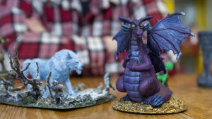 Att den här draken följt med en hamburgermåltid är svårt att tro. Men så såg den heller inte alls ut såhär från början. Miniatyrmodeller i plast som föreställer en vit varg och en lila drake.