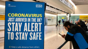 I dag börjar Storbritannien massvaccinera folket som första landet i väst. Heathrow'n lentoasemalla terminaali 2:ssa näkyvässä kyltissä muistutetaan koronaviruksesta ja turvaohjeista 7. kesäkuuta 2020..