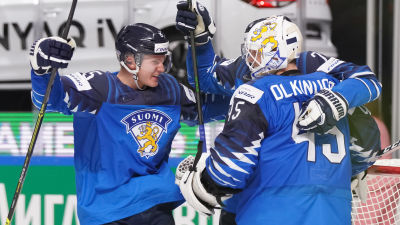 Anton Lundell och Jussi Olkinuora firar.