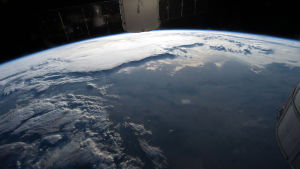 Någon förskoleelev kan vara intresserad av rymden och får forska om sitt eget intresse. Vy från den internationella rymdstationen ISS.