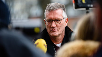Anders Tegnell intervjuas av journalister.