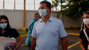 Pedro Pierluisi ser ut att vinna guvernörsvalet i Puerto Rico. Puertoricanske politikern Pedro Pierluisi i vit pikéskjorta och ansiktsmask.