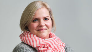 Sandra Högström säger att det är en liten grupp spelare som står för 80 procent av spelbolagets intäkter. De här mänskorna betalar också Sandra Högströms lön, vilket känns tudelat. En blond kvinna med orange och vitrandig scarves. Grå tröja. Officiell porträttbild