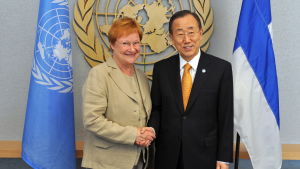 Tarja Halonen tillsammans med FN:s generalsekreterare Ban Ki-Moon. Halonen är fortsättningsvis aktiv i yrkeslivet, bl.a. som ordförande för Helsingfors universitets styrelse och inom FN. En kvinna och en man skakar hand framför en FN-logo.