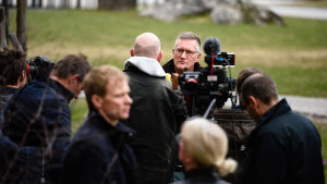 Efter pressträffarna där journalisternas stolar placeras med en meters avstånd till varandra hålls intervjuerna utomhus. Anders Tegnell intervjuas av journalister.