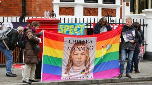 En demonstration som krävde Mannings frigivning utanför den ecuadorianska ambassaden i London år 2012. Wikileaksgrundaren Julian Assange hade nyss fått asyl vid ambassaden. En demonstration till stöd för Chelsea Manning utanför ecuadorianska ambassaden i London.