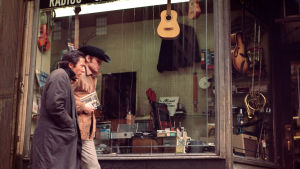 Ratso Rizzo (Dustin Hoffman) ja Joe Buck (Jon Voight) kävelevät panttilainaamon näyteikkunan ohi elokuvassa Keskiyön cowboy.