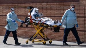 Patient tas in till en hälsocentral i Manhattan, New York, på tisdag. Patient transporteras till en vårdcentral under coronakrisen i New York.