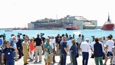 Costa Concordia anländer till hamnen i Genua 27 juli 2014.