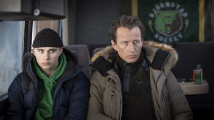 Tobias Zilliacus spelar hockeypappa i HBO-serien Björnstad. Två män som sitter på en buss.