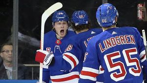 Kaapo Kakko har gjort tre mål den här säsongen. Kaapo Kakko och Rangersspelare jublar