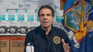 New Yorks guvernör Andrew Cuomo kräver att USA:s federala myndigheter bidrar med mera sjukvårdsutrustning och större ekonomiskt stöd. Den värst drabbade delstaten New Yorks guvernör varnar för att man snart kan ha 40 000 smittade som behöver intensivvård och det klarar inte delstatens sjukhus av.