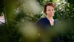 Anna Järvinen debuterar som författare med en skimrande vacker prosaberättelse. Porträtt på Anna Järvinen.