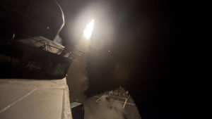 USS Arleigh Burke avfyrar Tomahawkmissiler mot IS-mål i Syrien i september 2014.
