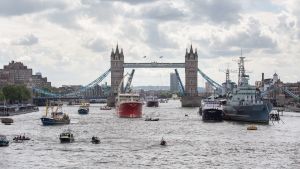 2016 seglade en mindre armada av brittiska fiskebåtar upp för Themsen, in i centrala London, för att visa sitt stöd för Brexit. Då möttes de av en liten flotta Remain-aktivister, som leddes av artisten Bob Geldof. Små och väldigt stora fiskebåtar på Themsen i centrala London 2016, med Tower Bridge i bakgrunden.