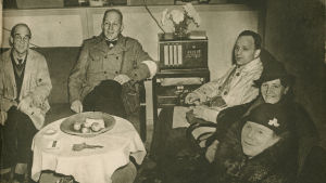 Radiokuuntelija-lehden kansikuva vuodelta 1940. Suomalaiset kuuntelevat radiota pommisuojassa.