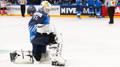 Jussi Olkinuora står på knä under ett spelavbrott.
