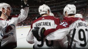 Rantanen fick fart på Colorados anfallsspel. Bild tagen bakifrån där Rantanen kramas om av sina lagkamrater.